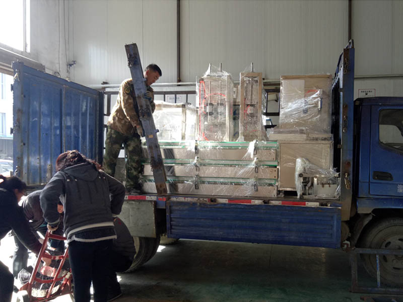 負壓液體灌裝機發(fā)貨現(xiàn)場