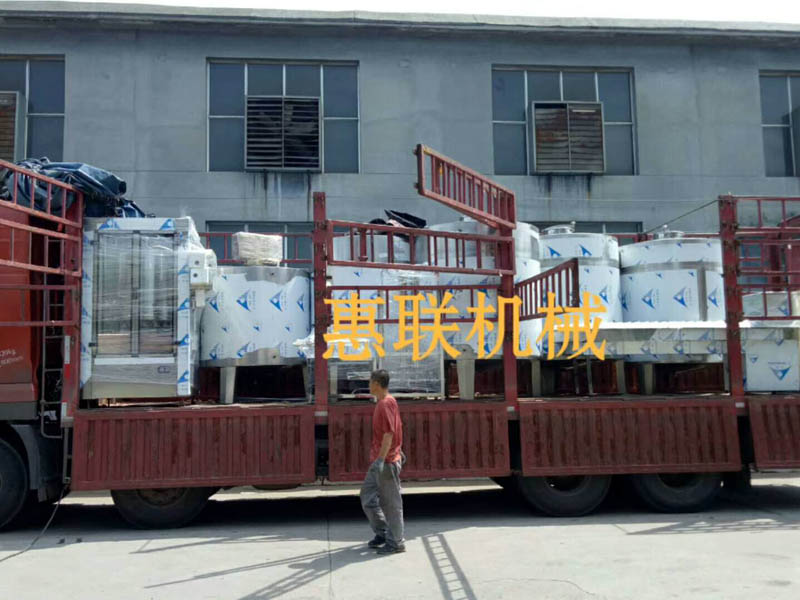 客戶(hù)訂購(gòu)的灌裝生產(chǎn)線(xiàn)裝車(chē)現(xiàn)場(chǎng)