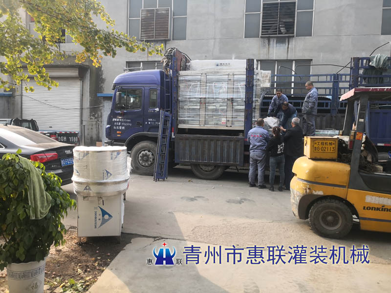 河南車用尿素灌裝機發(fā)貨現(xiàn)場