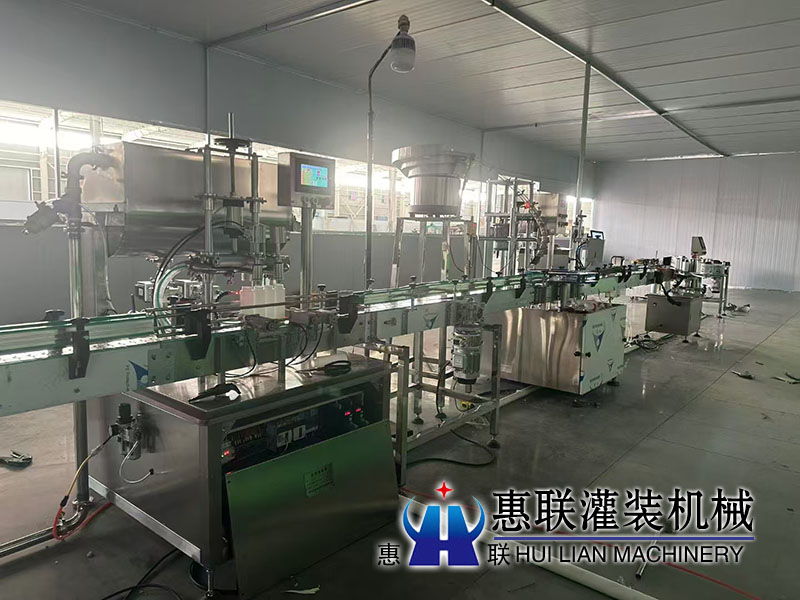 膠州油脂灌裝機(jī)生產(chǎn)線(xiàn)安裝調(diào)試現(xiàn)場(chǎng)